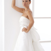 Collezione 2012 - Prezzo iniziale: 2300€. Prezzo scontato: 1800€ - Abito da sposa a redingote con fiocco ricamato e scollo sulla schiena